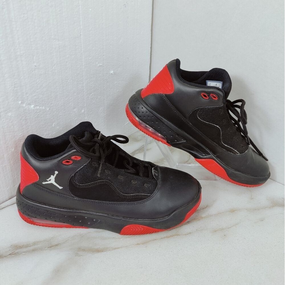 Nike Youth Max Aura 2 Black Red Basketball Shoes Sneakers, Sz 7Y